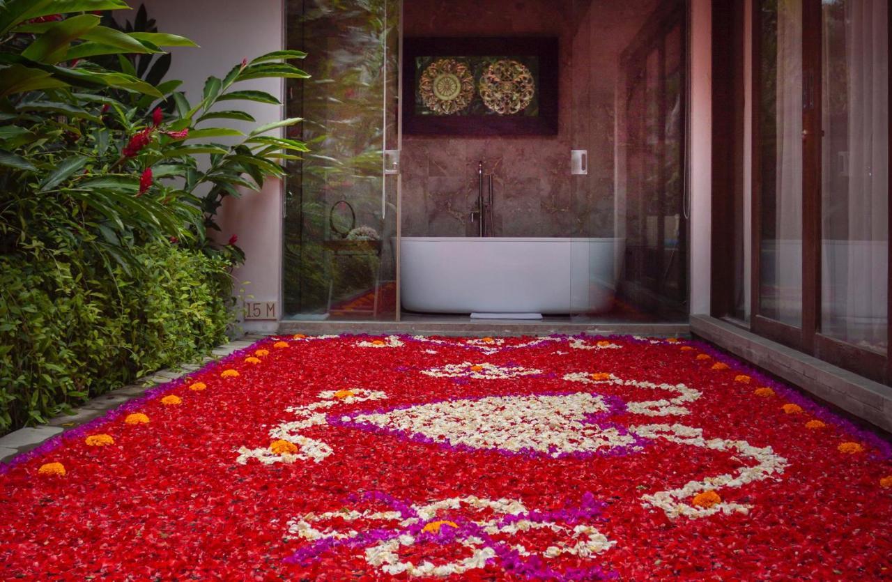 Goya Boutique Resort Убуд Екстериор снимка A flower carpet in front of a bathroom