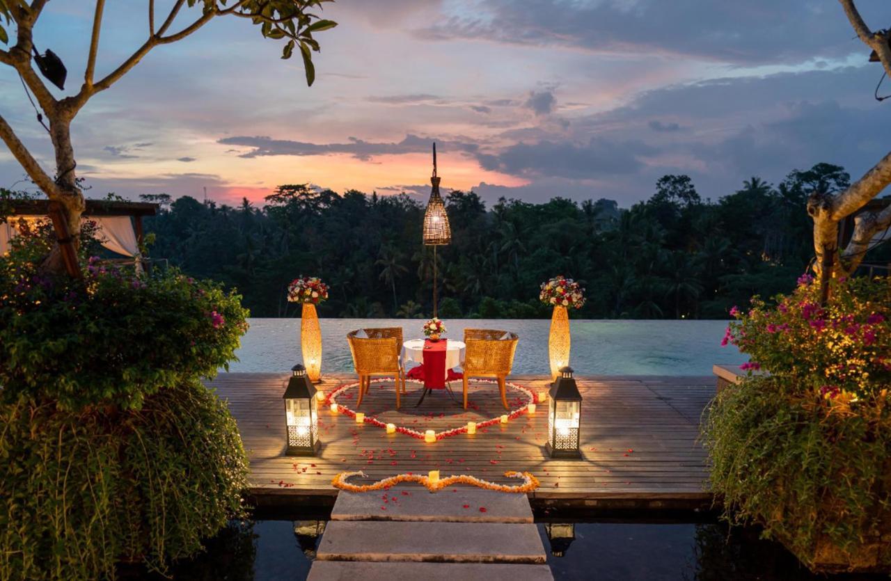 Goya Boutique Resort Убуд Екстериор снимка Romantic dinner at a resort in Bali, Indonesia