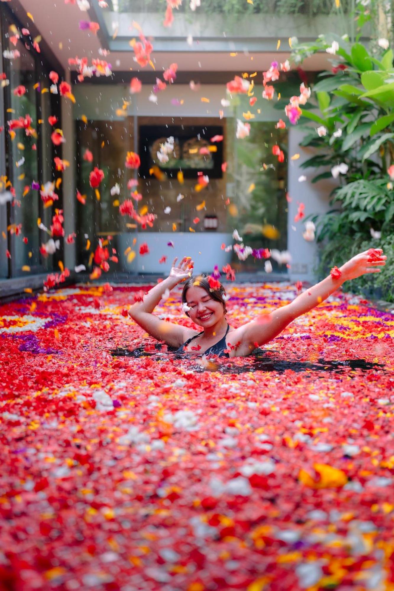 Goya Boutique Resort Убуд Екстериор снимка Flower bath at the spa