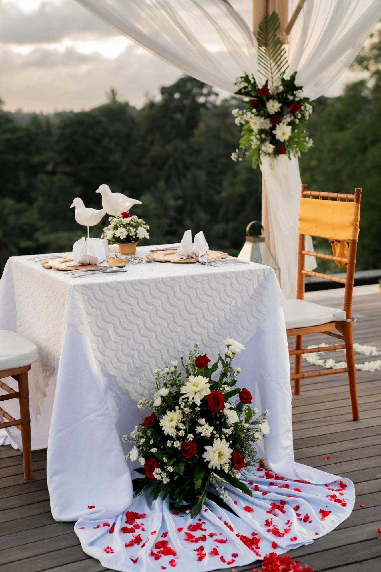 Goya Boutique Resort Убуд Екстериор снимка A table set for a wedding