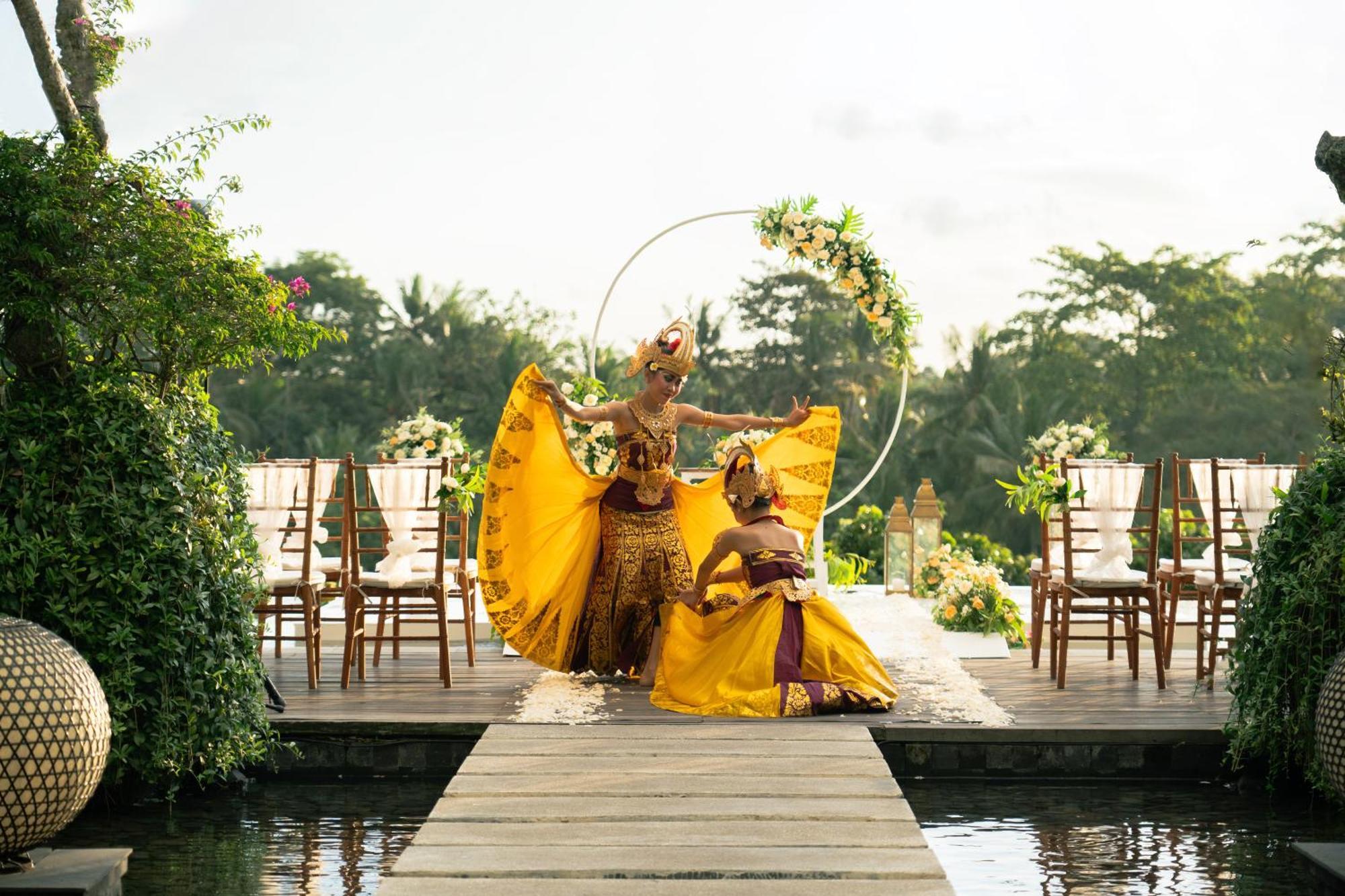 Goya Boutique Resort Убуд Екстериор снимка A traditional Javanese wedding ceremony