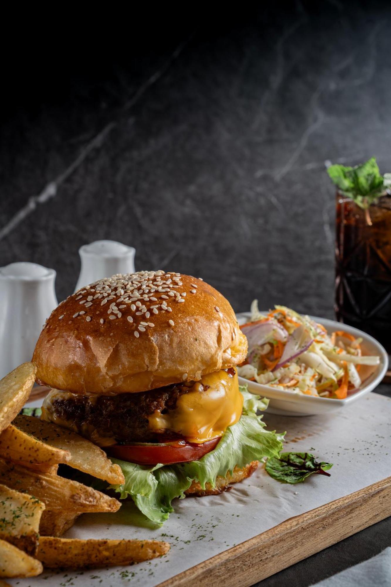 Goya Boutique Resort Убуд Екстериор снимка A cheeseburger with coleslaw and a cola