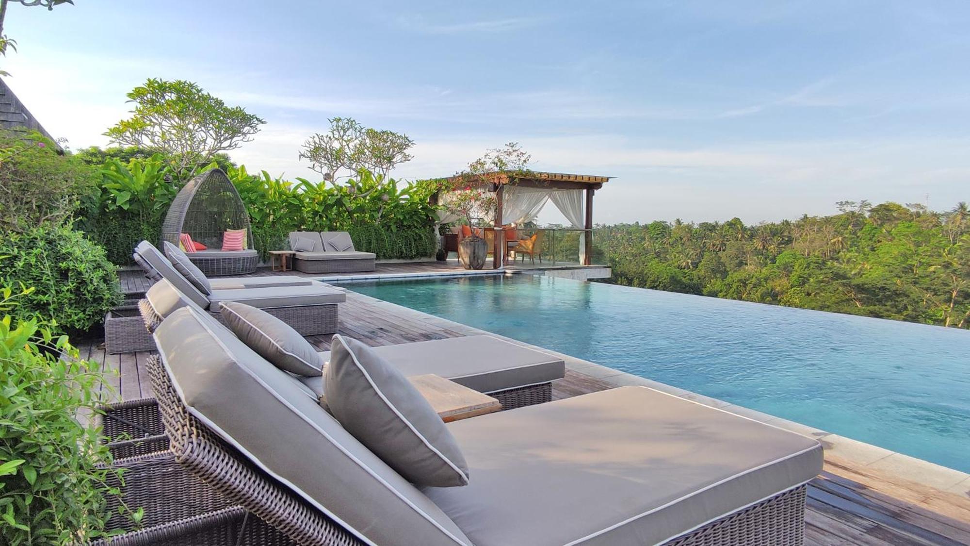 Goya Boutique Resort Убуд Екстериор снимка Infinity pool at a resort in Bali, Indonesia